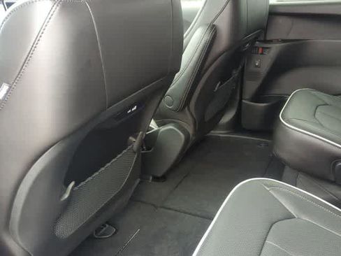 New 2026 Chrysler Pacifica Limited image 18