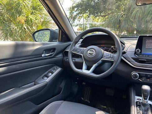 Used 2025 Nissan Altima 2.5 SV FWD image 34