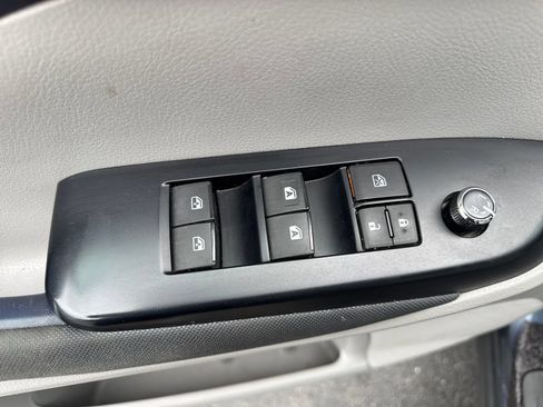 Used 2019 Toyota Highlander LE AWD/4WD image 19