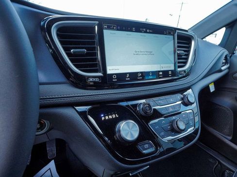 New 2026 Chrysler Pacifica Select image 18