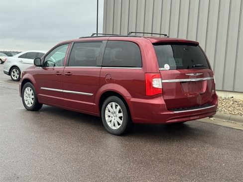 Used 2016 Chrysler Town & Country Touring image 3