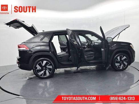 Used 2024 Volkswagen Atlas Cross Sport SE FWD image 64