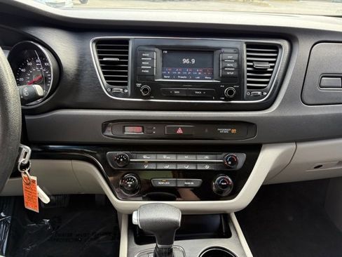 Used 2018 Kia Sedona L image 20