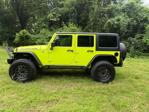 Used 2017 Jeep Wrangler Unlimited Rubicon w/ Connectivity Group AWD/4WD image 8