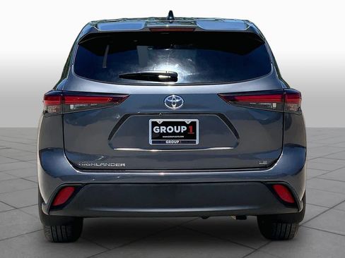 Used 2024 Toyota Highlander LE FWD image 5