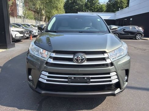 Used 2019 Toyota Highlander Plus AWD/4WD image 3