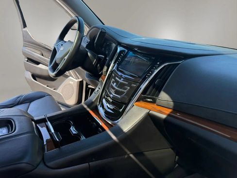 Used 2018 Cadillac Escalade Luxury AWD/4WD image 56
