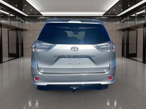 Used 2016 Toyota Sienna SE Premium image 4