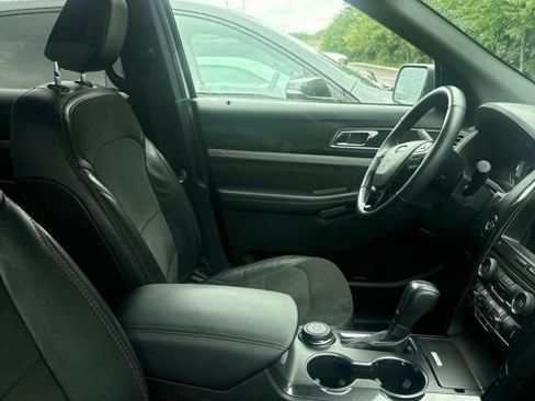 Used 2018 Ford Explorer XLT w/ Equipment Group 202A AWD/4WD image 6