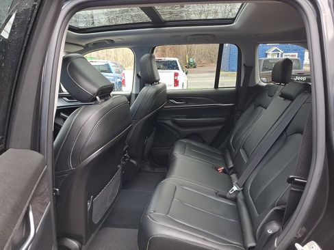 Used 2023 Jeep Grand Cherokee Limited image 10