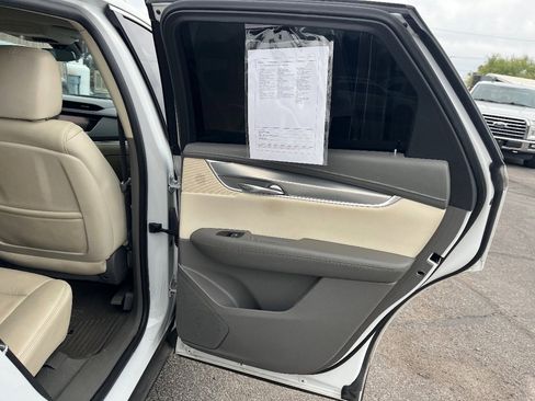 Used 2017 Cadillac XT5 Luxury w/ Driver Awareness Package AWD/4WD image 16