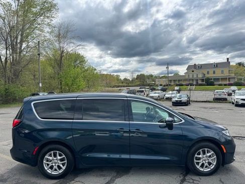 Used 2023 Chrysler Pacifica Touring-L FWD image 10