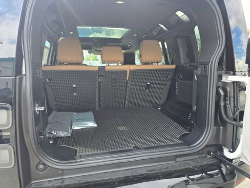 New 2026 Land Rover Defender 110 X-Dynamic SE AWD/4WD image 17