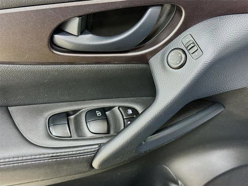 Used 2021 Nissan Rogue Sport S image 17