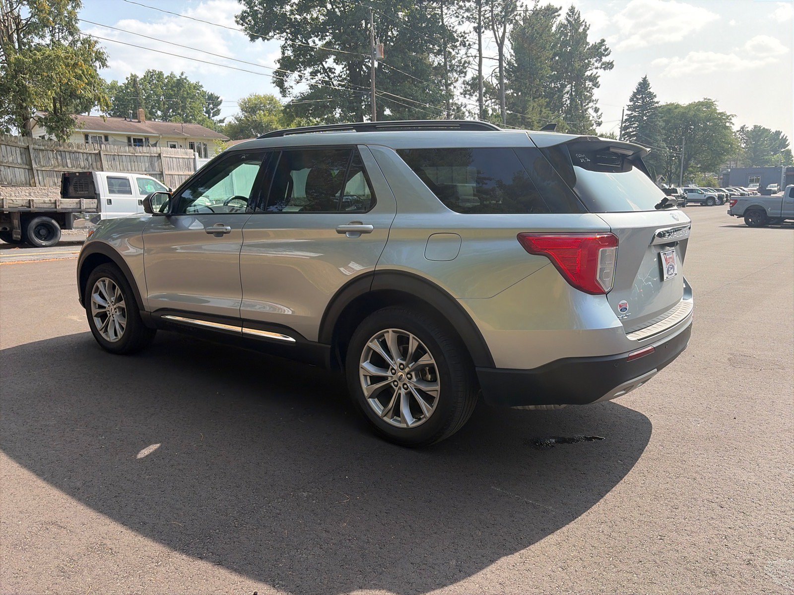 Used 2024 Ford Explorer XLT w/ Equipment Group 202A AWD/4WD image 4