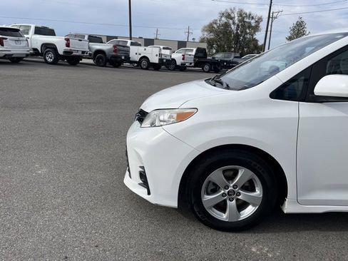 Used 2018 Toyota Sienna LE image 4