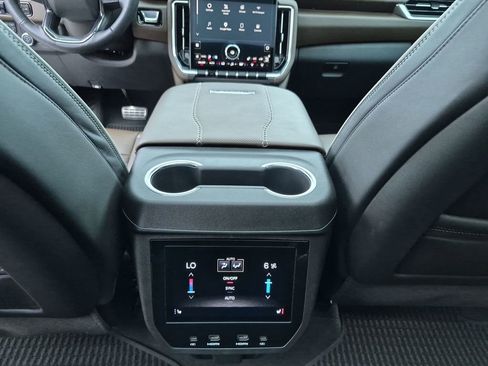 Certified 2025 GMC Yukon Denali Ultimate AWD/4WD image 32