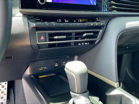 Used 2025 Toyota Camry SE image 31