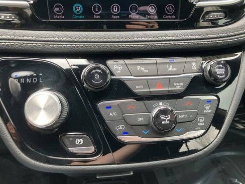 Used 2020 Chrysler Pacifica Limited w/ Advanced Safetytec Group FWD image 20