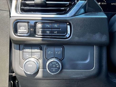 Used 2025 GMC Yukon XL Denali AWD/4WD image 15