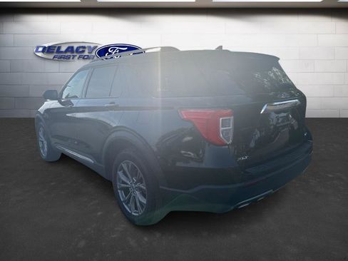 Used 2022 Ford Explorer XLT w/ Equipment Group 202A image 5
