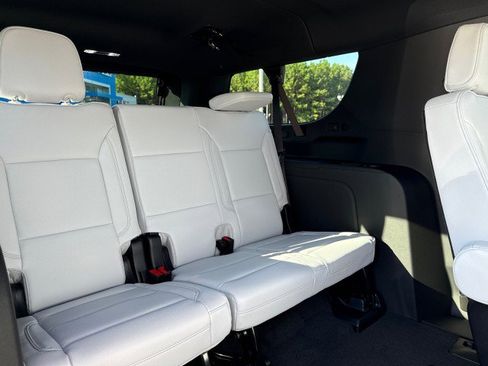 New 2025 Chevrolet Suburban Premier image 18