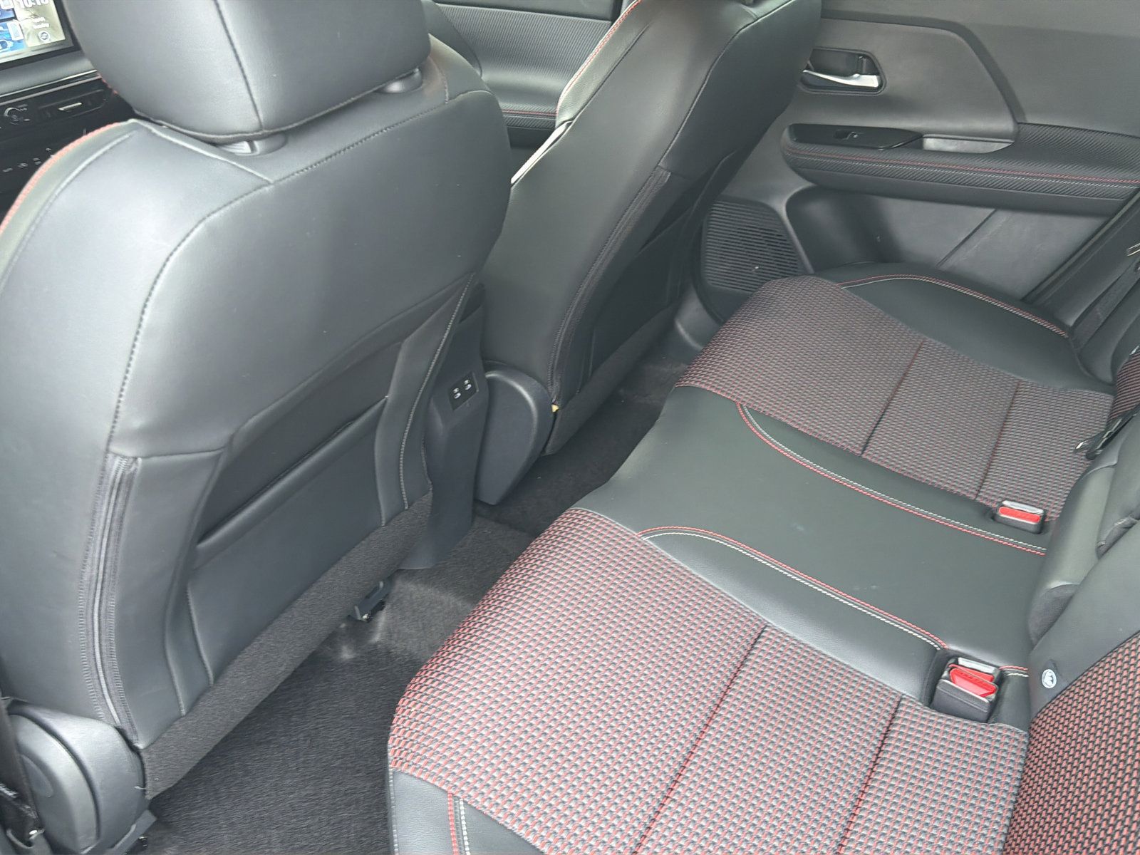 Certified 2025 Nissan Kicks SR FWD image 32