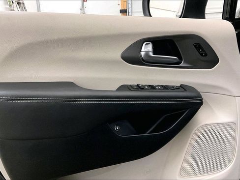 Used 2023 Chrysler Pacifica Touring-L image 22