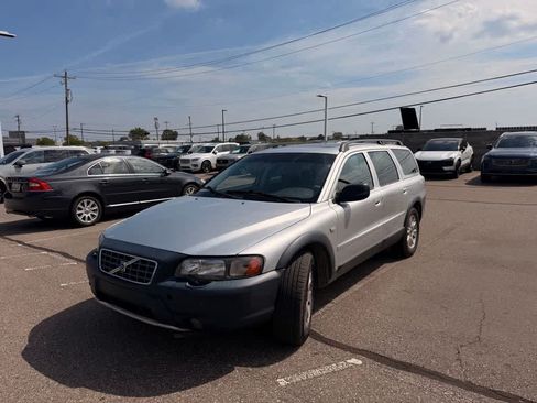 Used 2004 Volvo XC70 AWD/4WD image 2