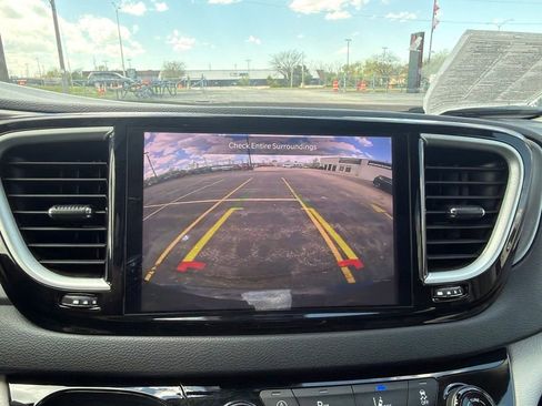 Used 2023 Chrysler Pacifica Touring-L FWD image 26