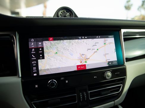 Certified 2024 Porsche Macan image 14