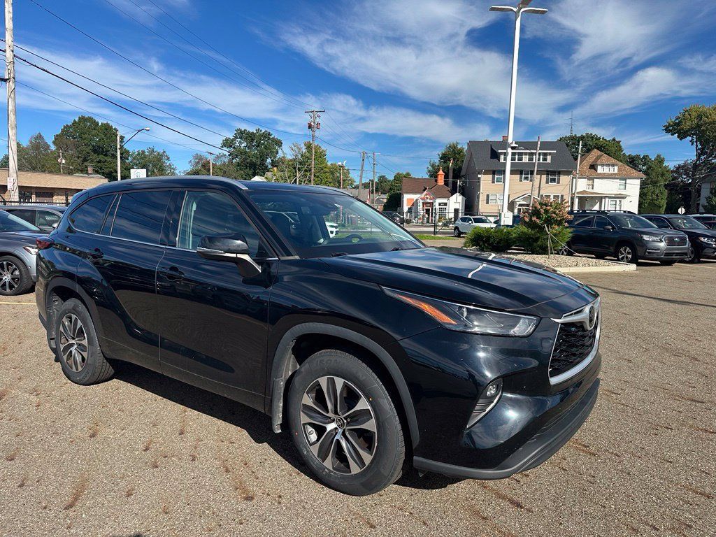 Used 2022 Toyota Highlander XLE AWD/4WD image 3
