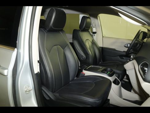 Used 2024 Chrysler Pacifica Touring-L image 28