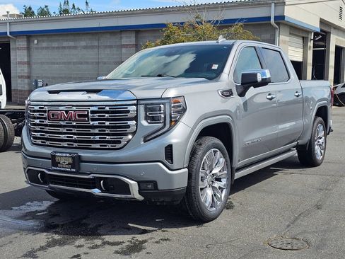 Used 2024 GMC Sierra 1500 Denali w/ Denali Reserve Package AWD/4WD image 7