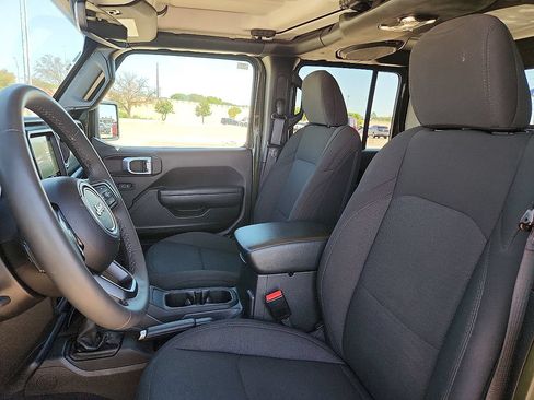 Used 2023 Jeep Gladiator Sport AWD/4WD image 7