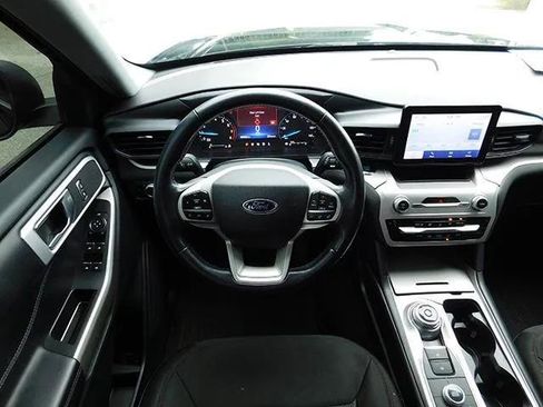 Used 2022 Ford Explorer XLT image 12
