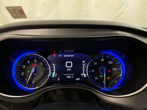 Used 2025 Chrysler Pacifica Limited FWD image 15