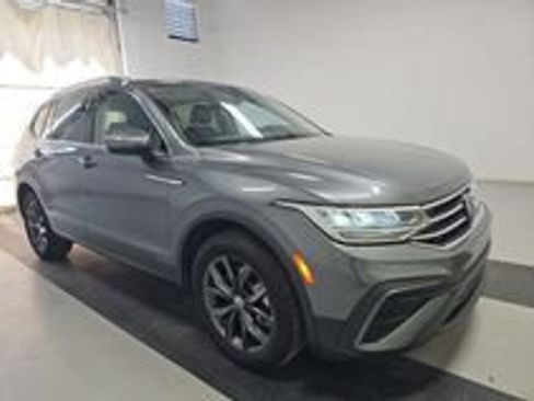 Used 2023 Volkswagen Tiguan SE w/ Panoramic Sunroof Package FWD image 19