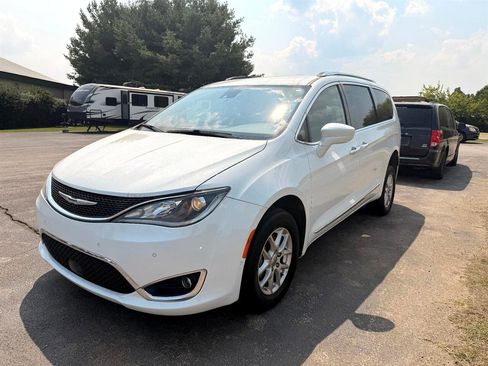 Used 2020 Chrysler Pacifica Touring-L w/ Advanced Safetytec Group image 3