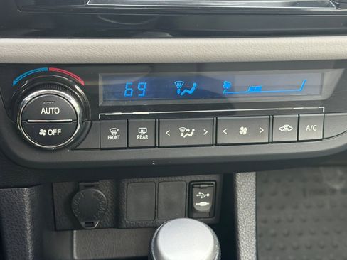 Used 2014 Toyota Corolla LE image 19