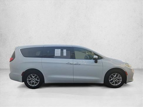 Used 2023 Chrysler Pacifica Touring-L FWD image 4