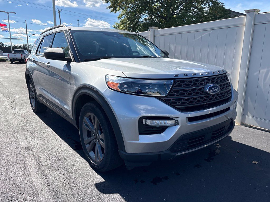 Used 2021 Ford Explorer XLT w/ Equipment Group 202A AWD/4WD image 2
