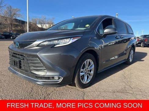 Used 2025 Toyota Sienna Limited image 1