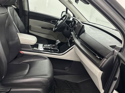 Used 2022 Kia Carnival EX image 40