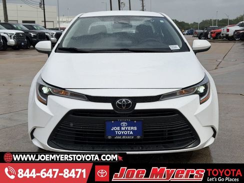 Used 2025 Toyota Corolla LE image 3
