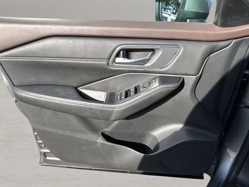 Used 2021 Nissan Rogue SV w/ Premium Package image 13