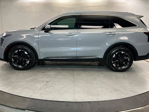 Used 2024 Kia Sorento S w/ Panoramic Sunroof Package FWD image 2