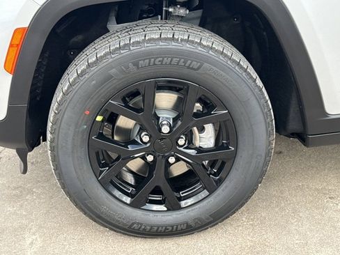 New 2025 Jeep Grand Cherokee Altitude image 14