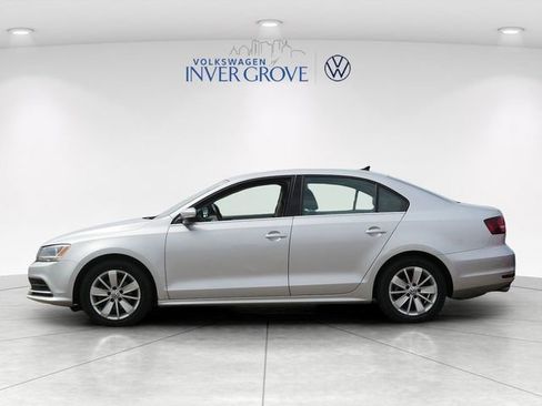 Used 2016 Volkswagen Jetta SE FWD image 4