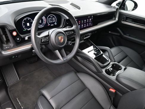 Certified 2025 Porsche Cayenne AWD/4WD image 4